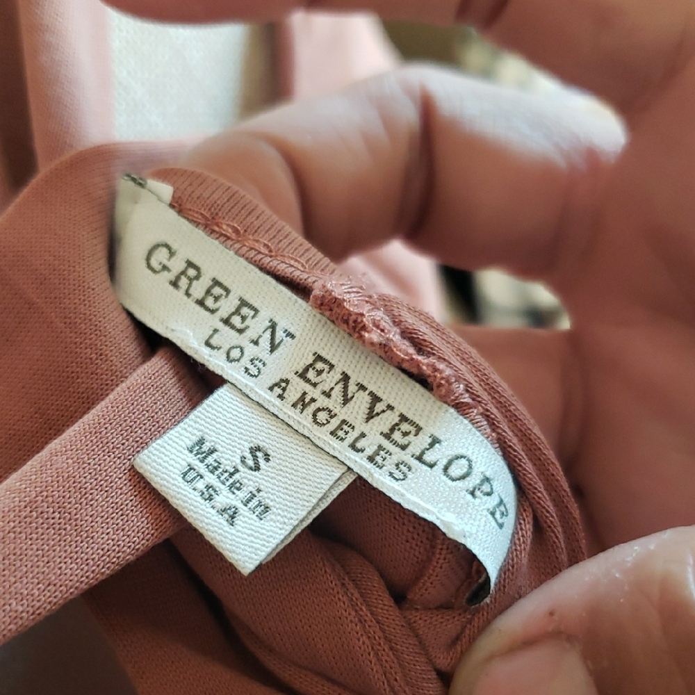 Green Envelope Dusty Rose Short Sleeve Top - Picture 4 of 5